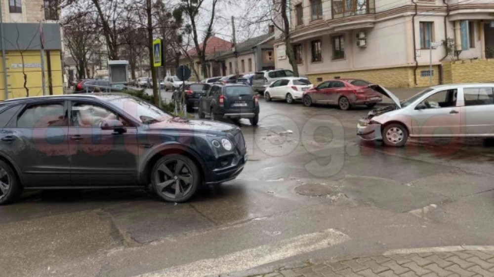 VIDEO // Accident „SCUMP” într-o intersecție din capitală. O Skoda Fabia a lovit un Bentley Bentayga